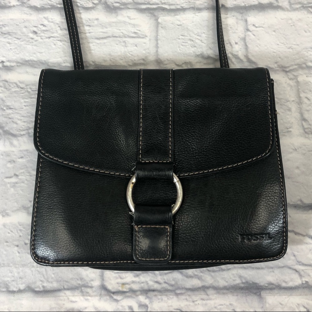 Fossil Vintage Leather Crossbody Shoulder Bag. Black pockets Zip Snap close